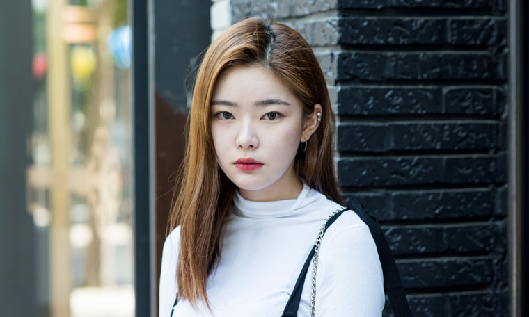 Korean model Han Yang Hee uses Innisfree Green Tea Seed Serum on her sensitive skin