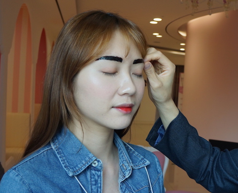 Famous esthetician Charlotte Cho tries the semi-permanent eyebrow tint from Etude House on both of her eyebrows