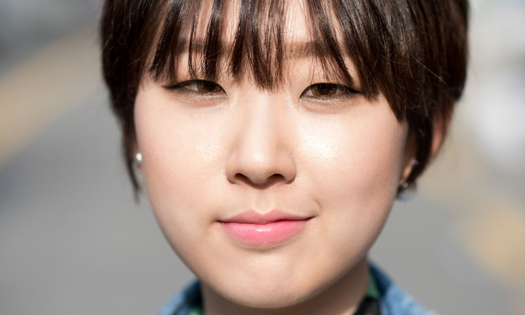 26 year old Korean designer Kim Si Eun prefers smokey eye makeup on her monolids.